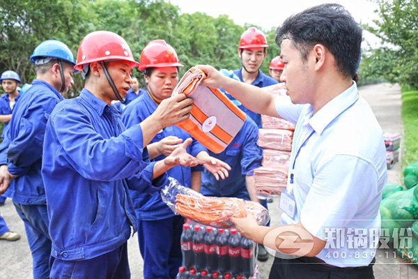 郑州高新区党工委、管委会到意大利贵宾会开展送清凉慰问活动